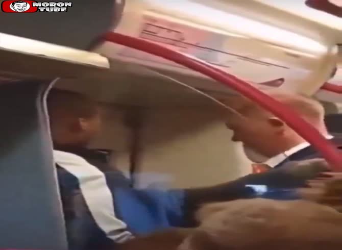 Video :A man with a suit and tie calms him down when he tries to fight in the metro